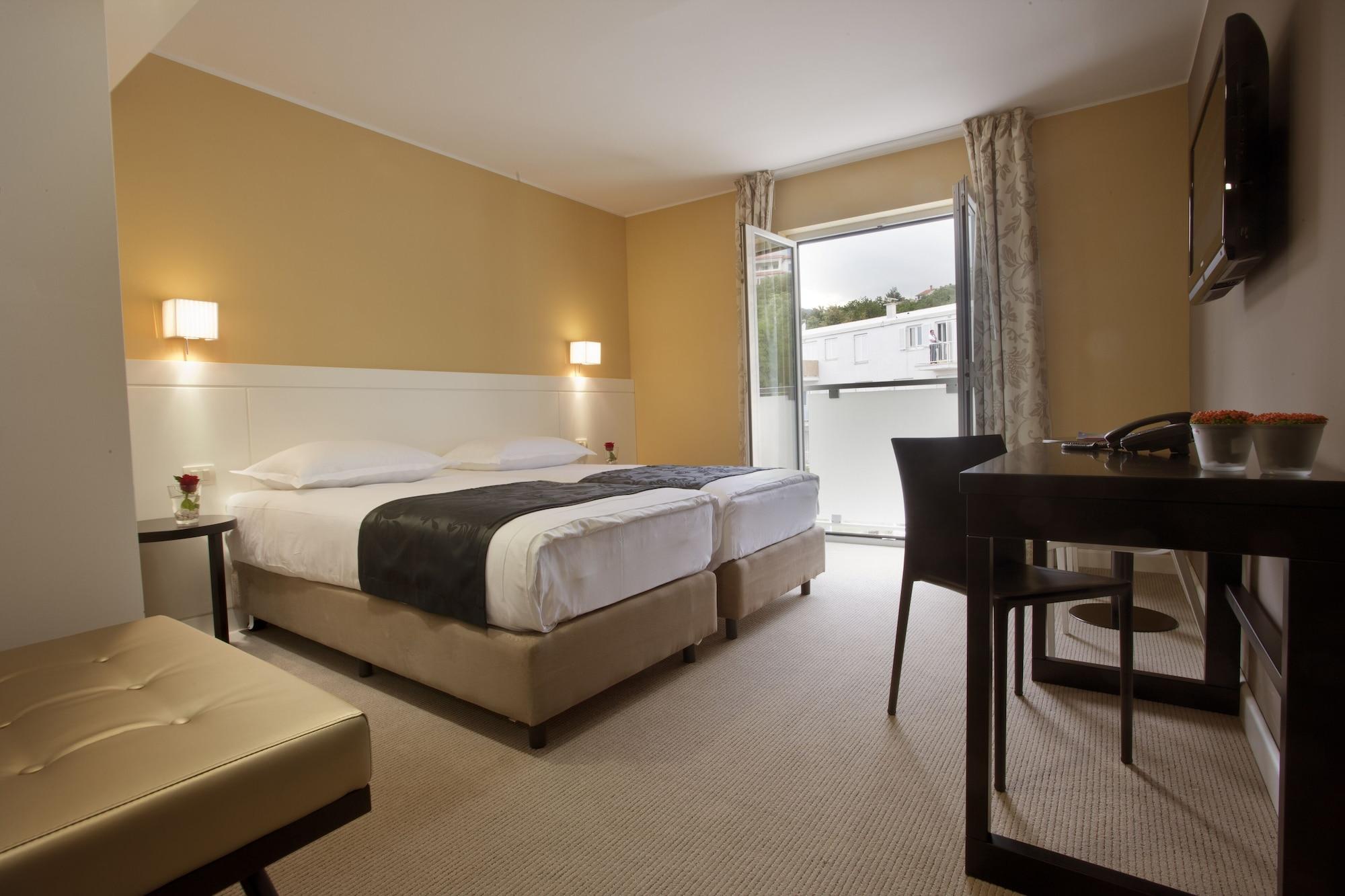 Hotel Laurus - Liburnia โอปาติยา ภายนอก รูปภาพ