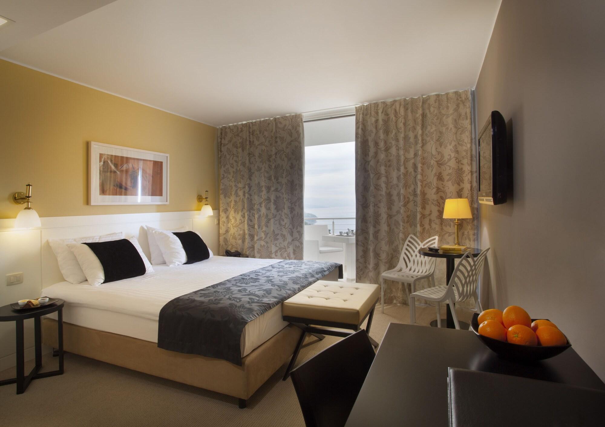 Hotel Laurus - Liburnia โอปาติยา ภายนอก รูปภาพ
