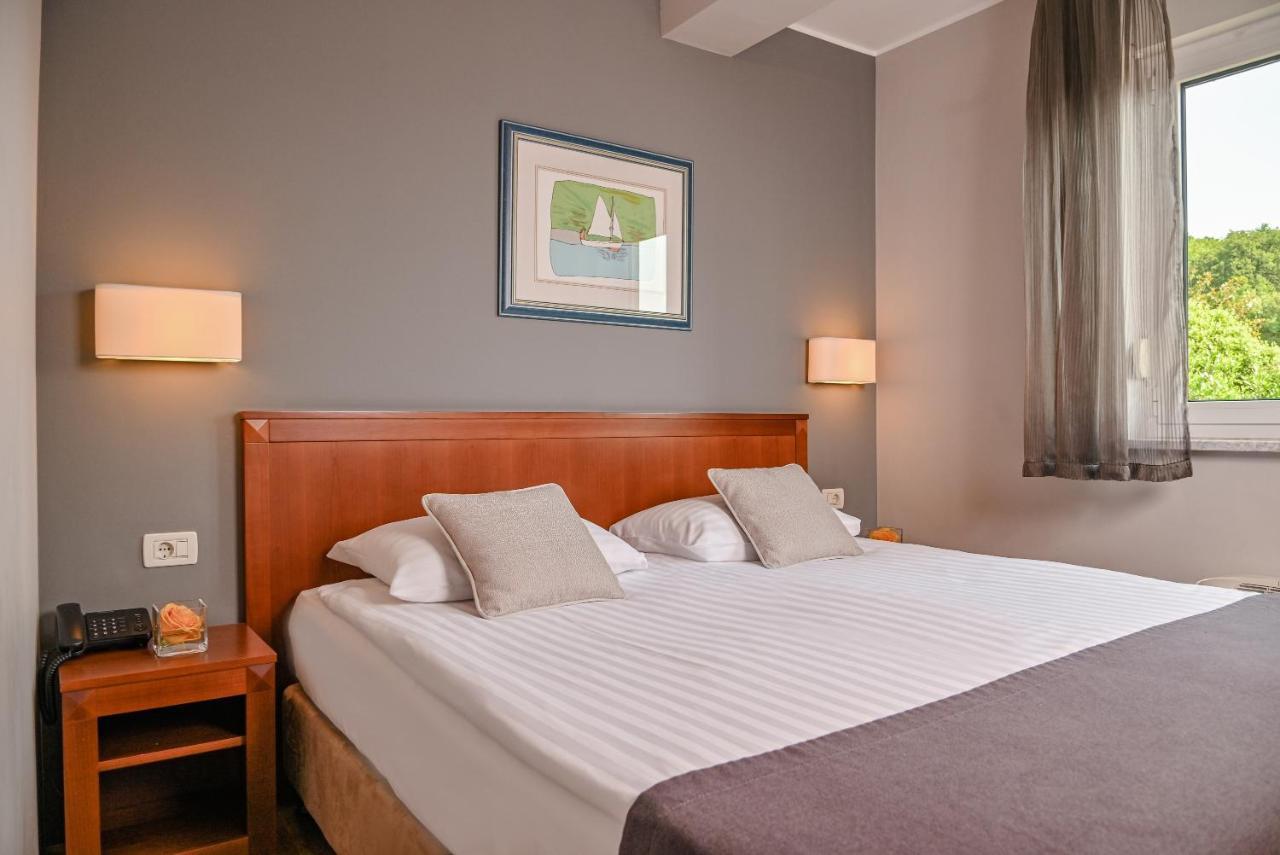 Hotel Laurus - Liburnia โอปาติยา ภายนอก รูปภาพ