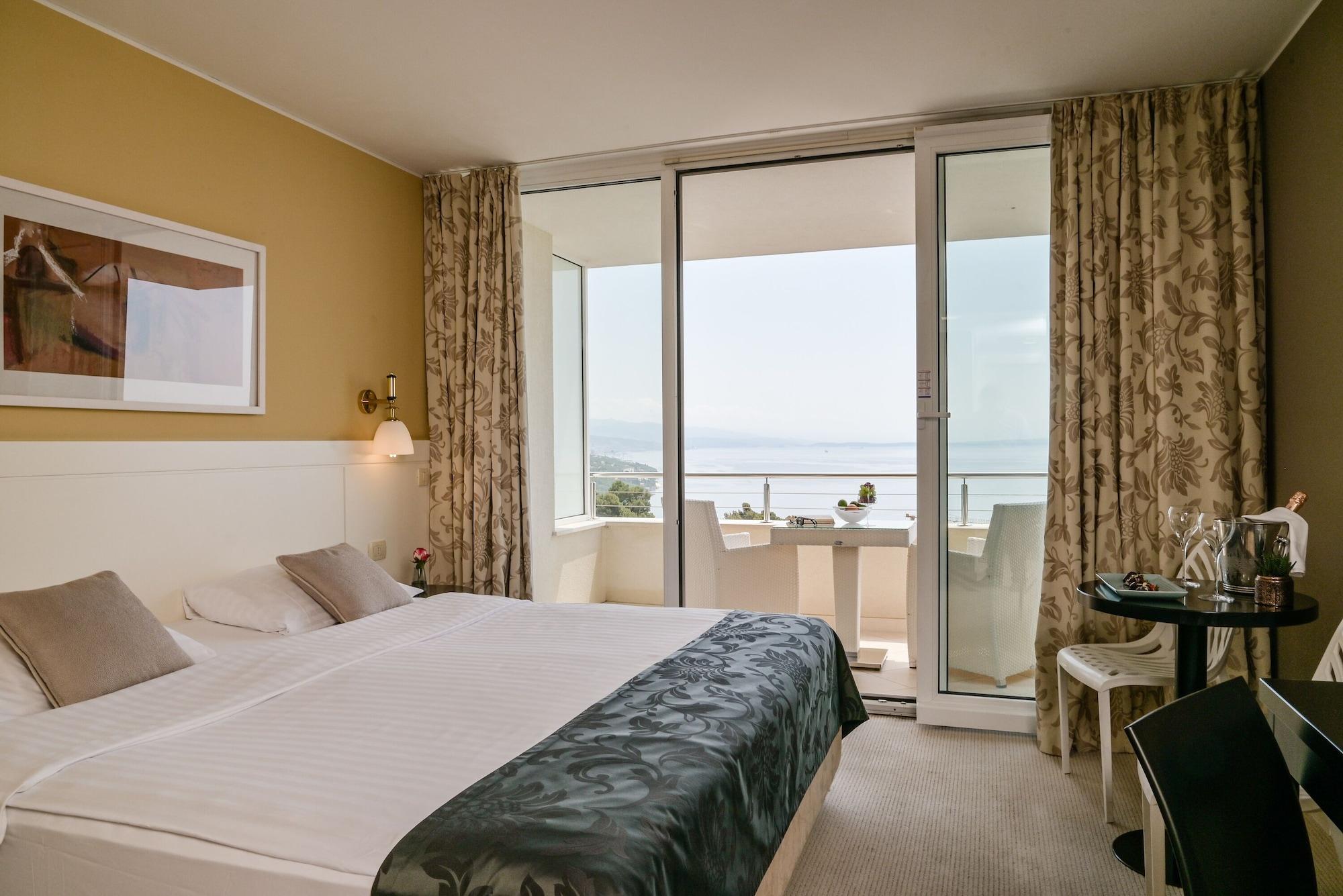 Hotel Laurus - Liburnia โอปาติยา ภายนอก รูปภาพ